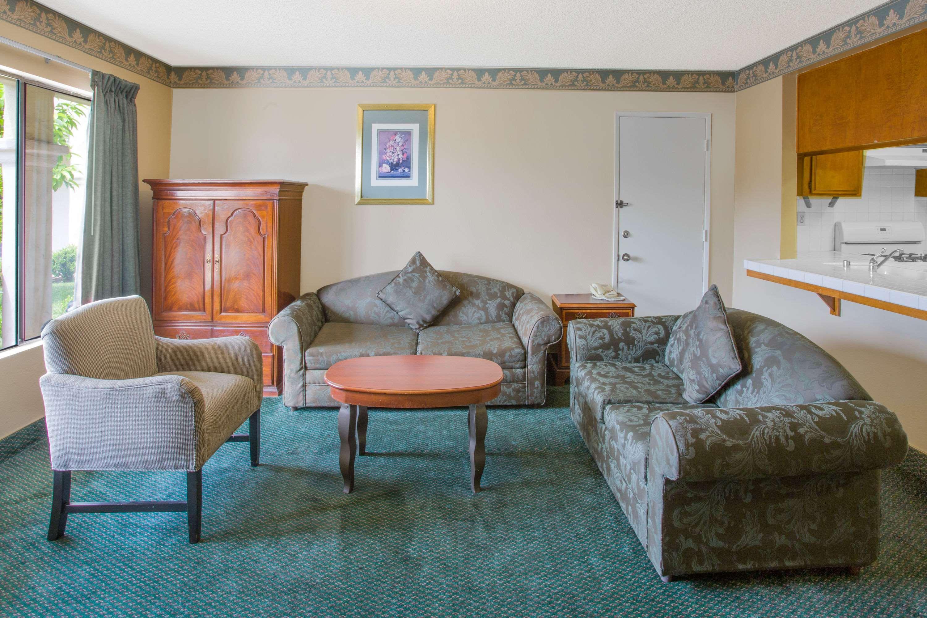 Travelodge By Wyndham Costa Mesa Newport Beach Hacienda Exterior photo