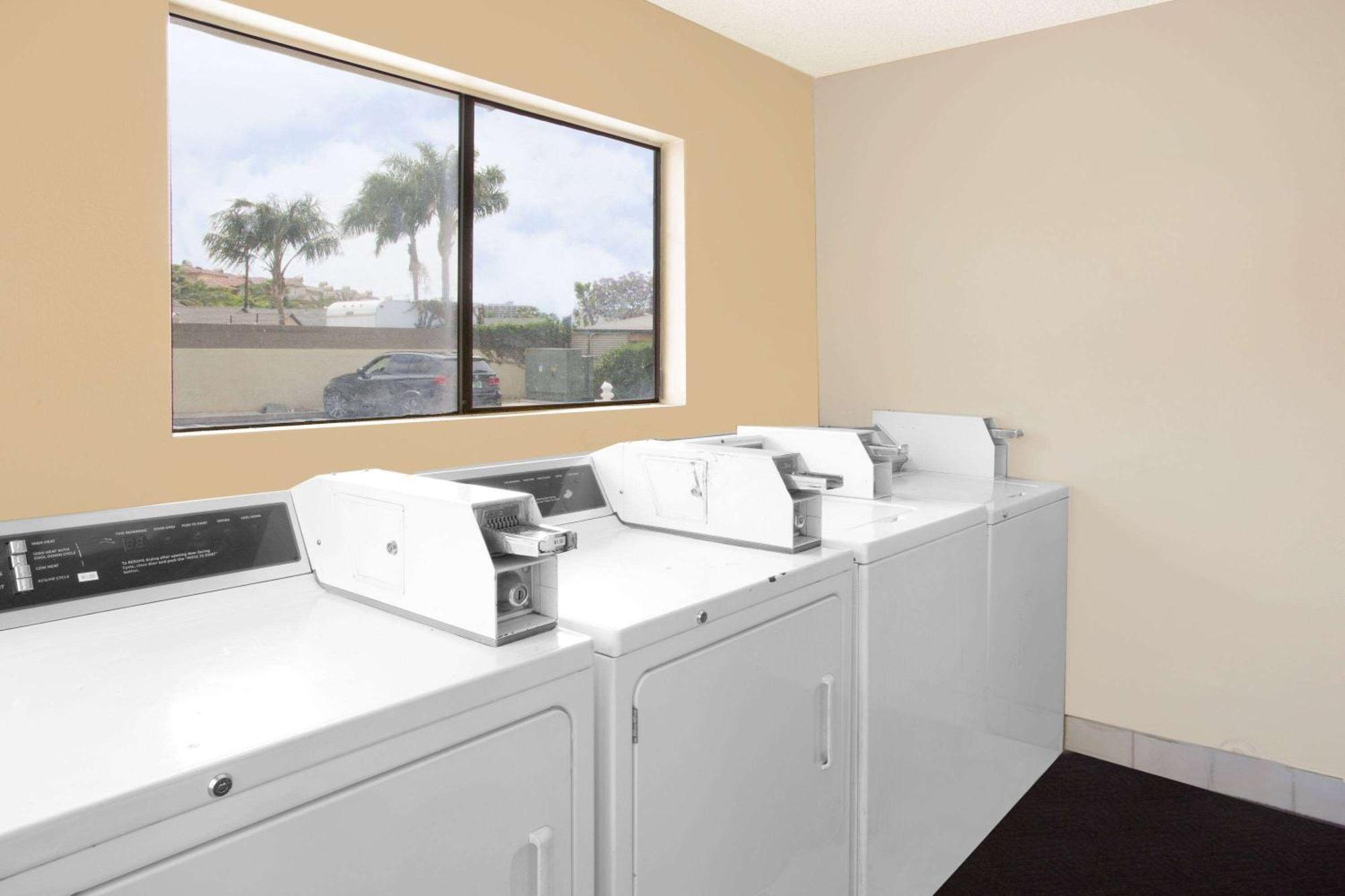 Travelodge By Wyndham Costa Mesa Newport Beach Hacienda Exterior photo