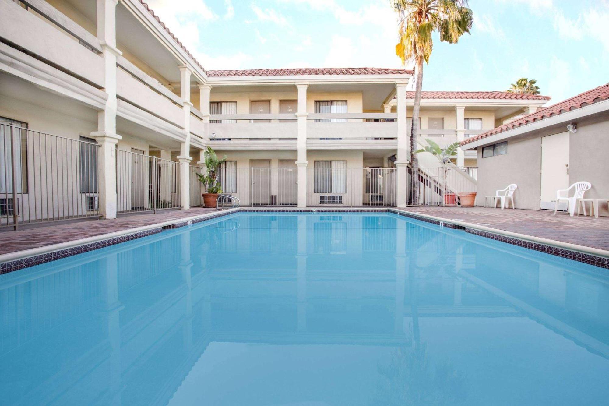 Travelodge By Wyndham Costa Mesa Newport Beach Hacienda Exterior photo